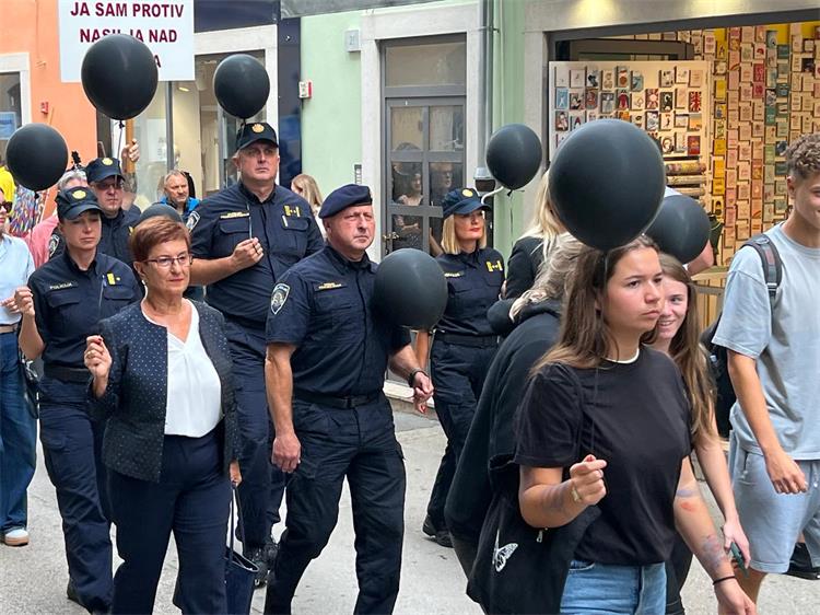 Slika /2025/crni baloni3.jpg